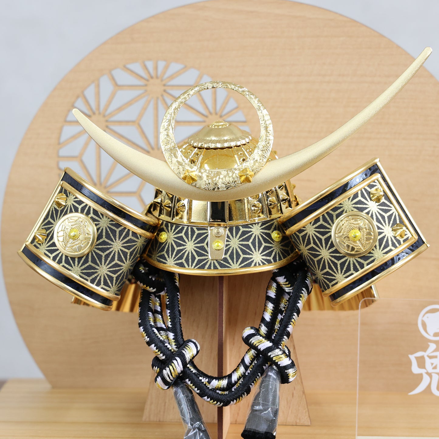 【置台兜飾り】兜飾り(弦月/金漆黒)・屏風・置台セット
