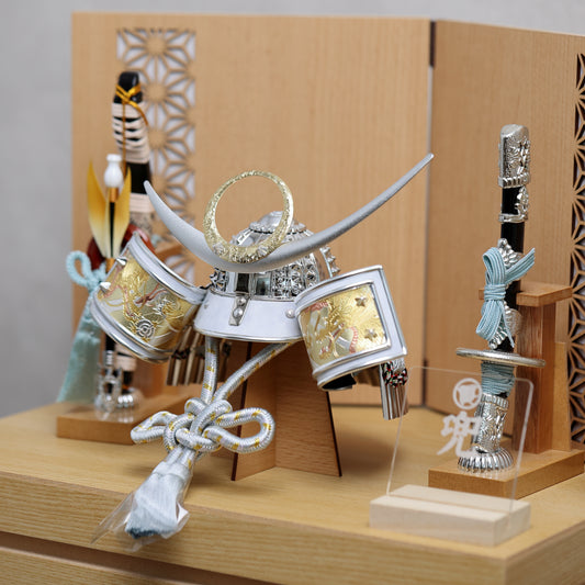 【収納兜飾り】ブルーを意識したスタイリッシュなお兜セット・弓太刀・屏風・収納箱