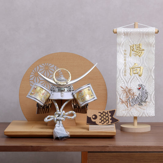 【置台兜飾り】場所を選ばないコンパクト兜飾り (白夜)・屏風・置台・鯉飾りセット