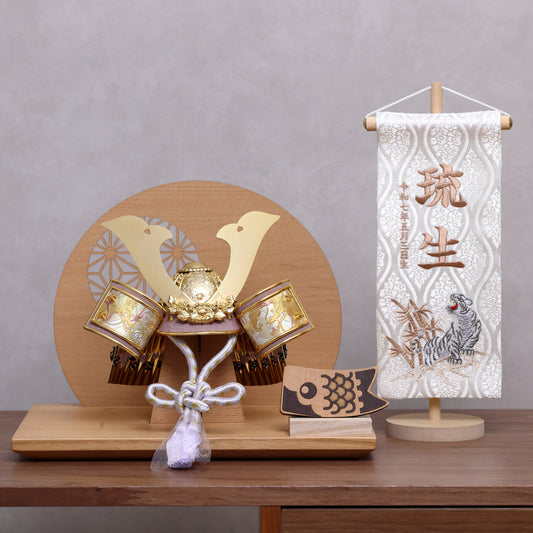 【置台兜飾り】場所を選ばないコンパクト兜飾り (紅蓮)・屏風・置台・鯉飾りセット