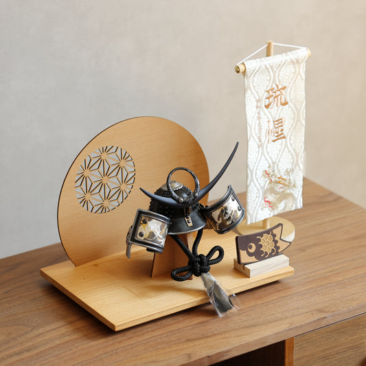 【置台兜飾り】場所を選ばないコンパクト兜飾り (漆黒)・屏風・置台・鯉飾りセット