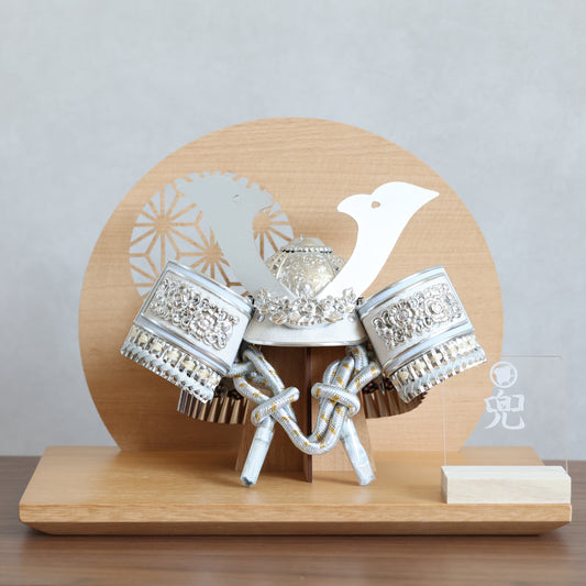 【置台兜飾り】場所を選ばないコンパクト兜飾り (白夜/鍬形)・屏風・置台・立札セット【限定5セット】