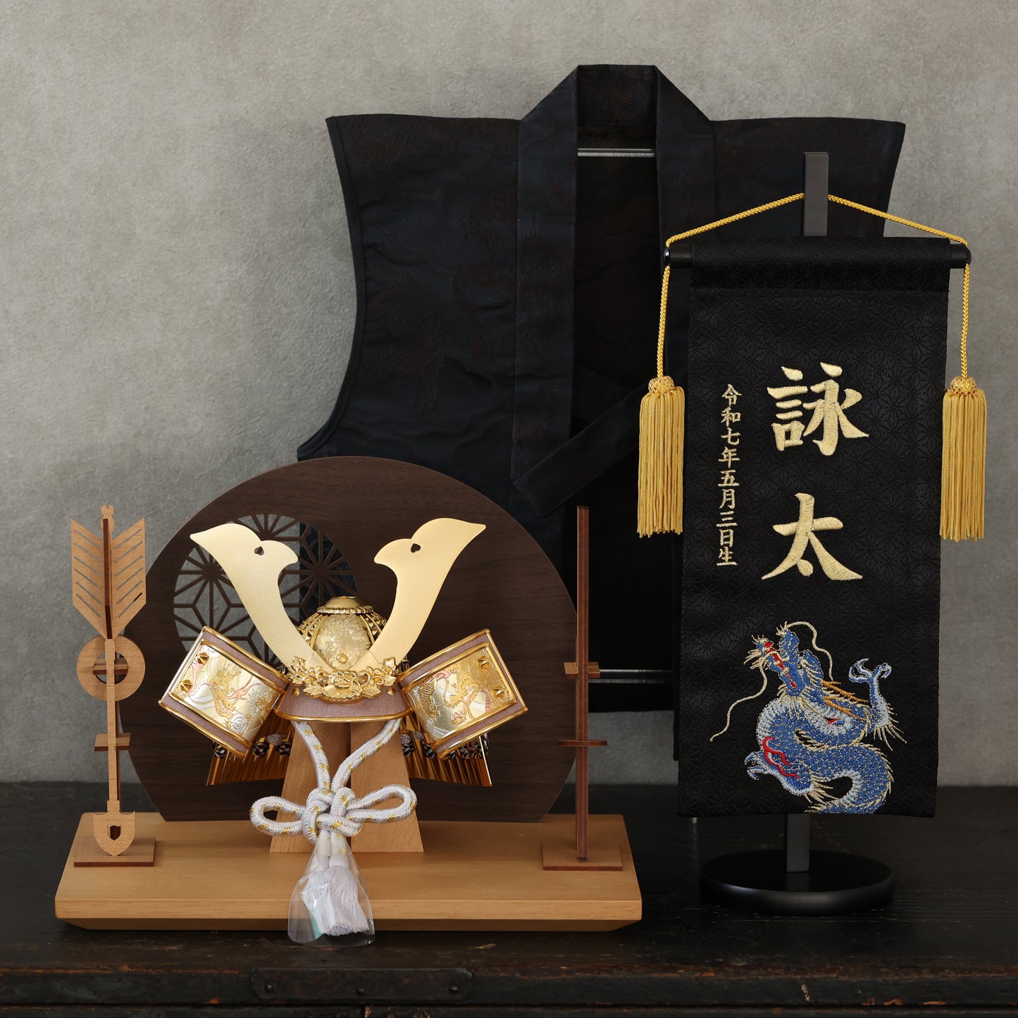 【コンパクト置台兜飾り】お兜（紅蓮）・弓太刀・屏風・陣羽織・お名前旗セット【フルセット】