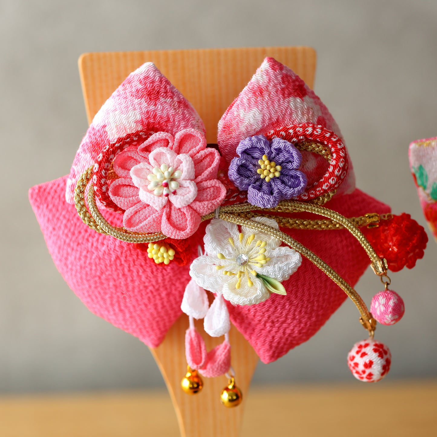 ちりめん髪飾り羽子板　板立飾り　ピンク