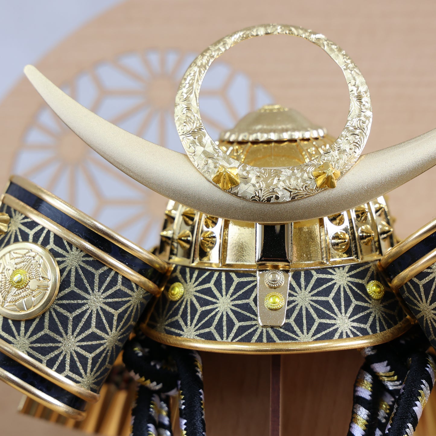 【置台兜飾り】兜飾り(弦月/金漆黒)・屏風・置台セット