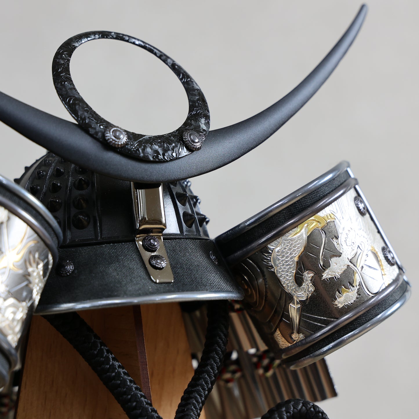 【収納兜飾り】兜飾り(漆黒)・おひつ収納箱セット