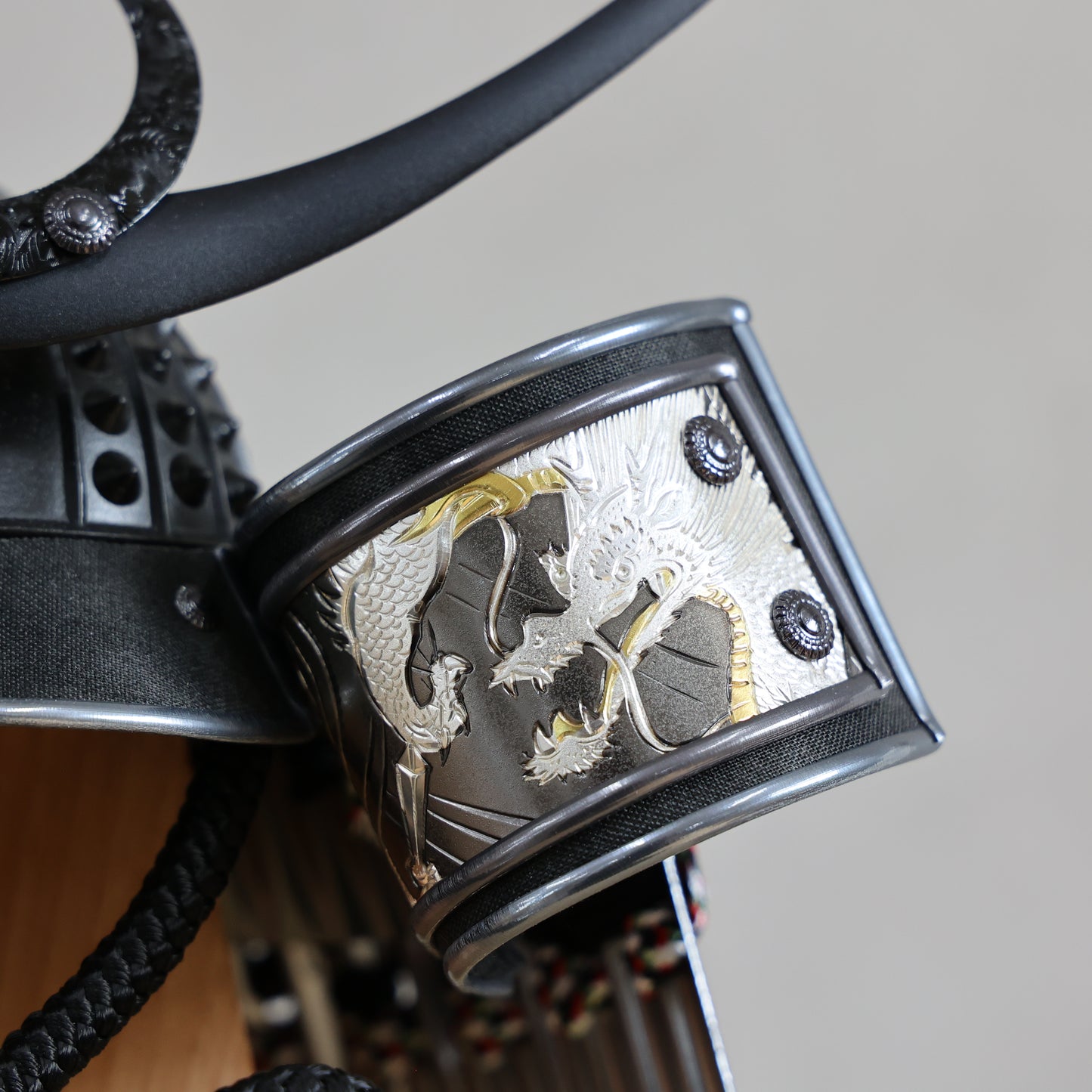 【収納兜飾り】兜飾り(漆黒)・おひつ収納箱セット