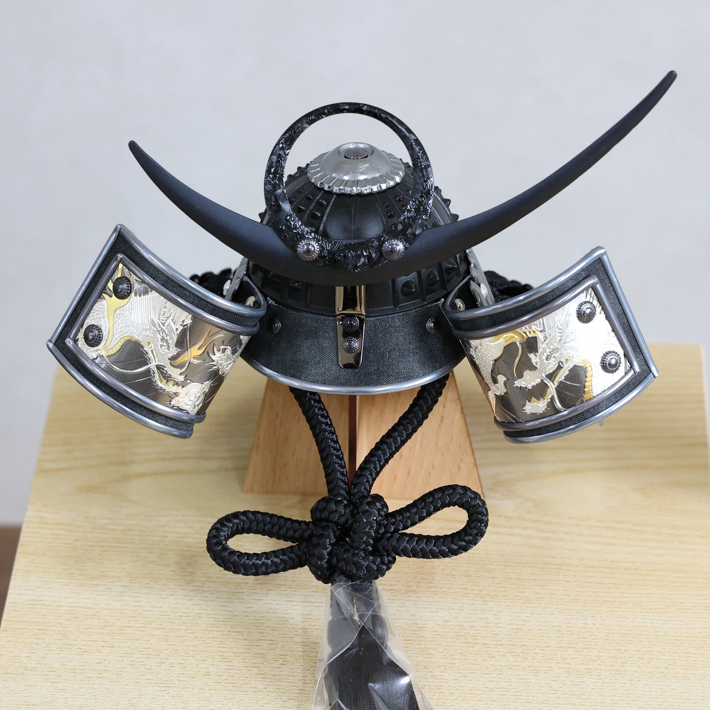【収納兜飾り】兜飾り(漆黒)・おひつ収納箱セット