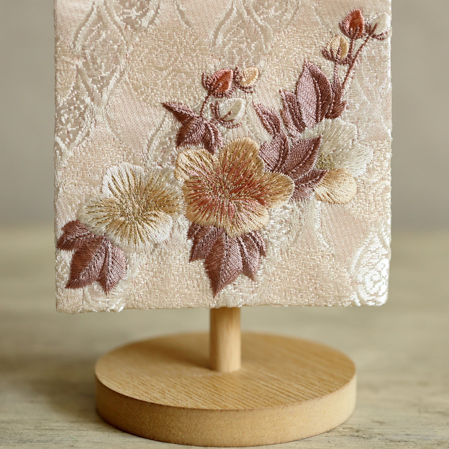 くすみカラー 桜柄の金襴名前旗 (中)　スタンドセット