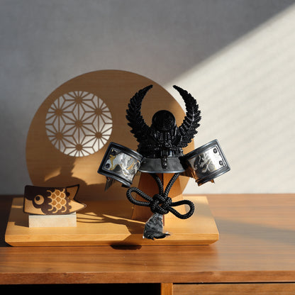 【置台兜飾り】場所を選ばないコンパクト兜飾り (漆黒)・屏風・置台・鯉飾りセット