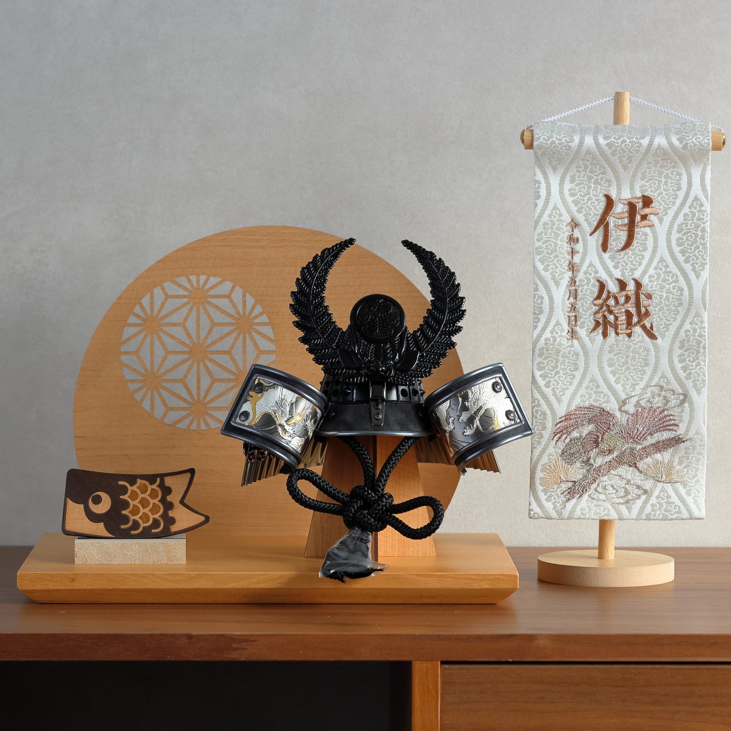 【置台兜飾り】場所を選ばないコンパクト兜飾り (漆黒)・屏風・置台・鯉飾りセット