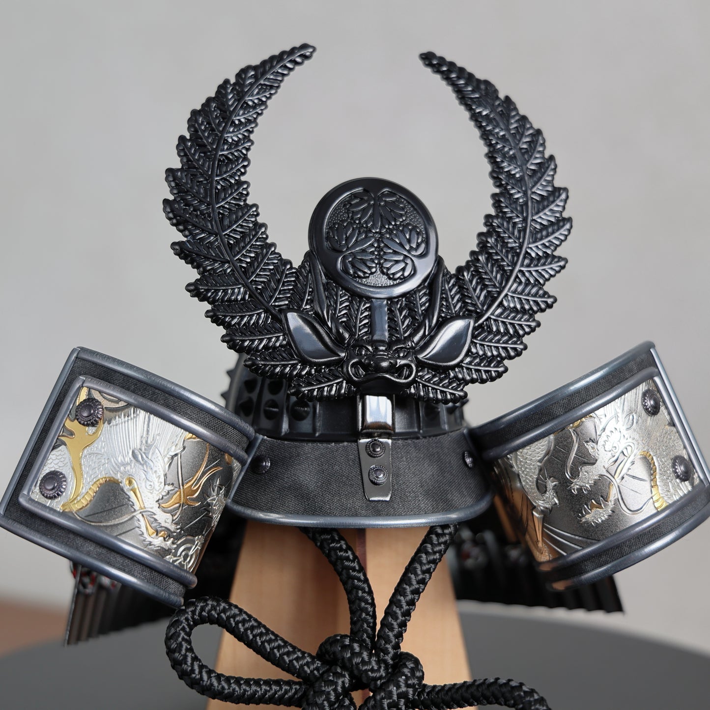 【置台兜飾り】場所を選ばないコンパクト兜飾り (漆黒)・屏風・置台・鯉飾りセット