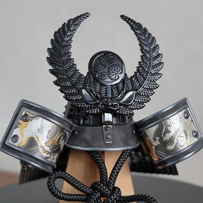 【置台兜飾り】場所を選ばないコンパクト兜飾り (漆黒)・屏風・置台・鯉飾りセット