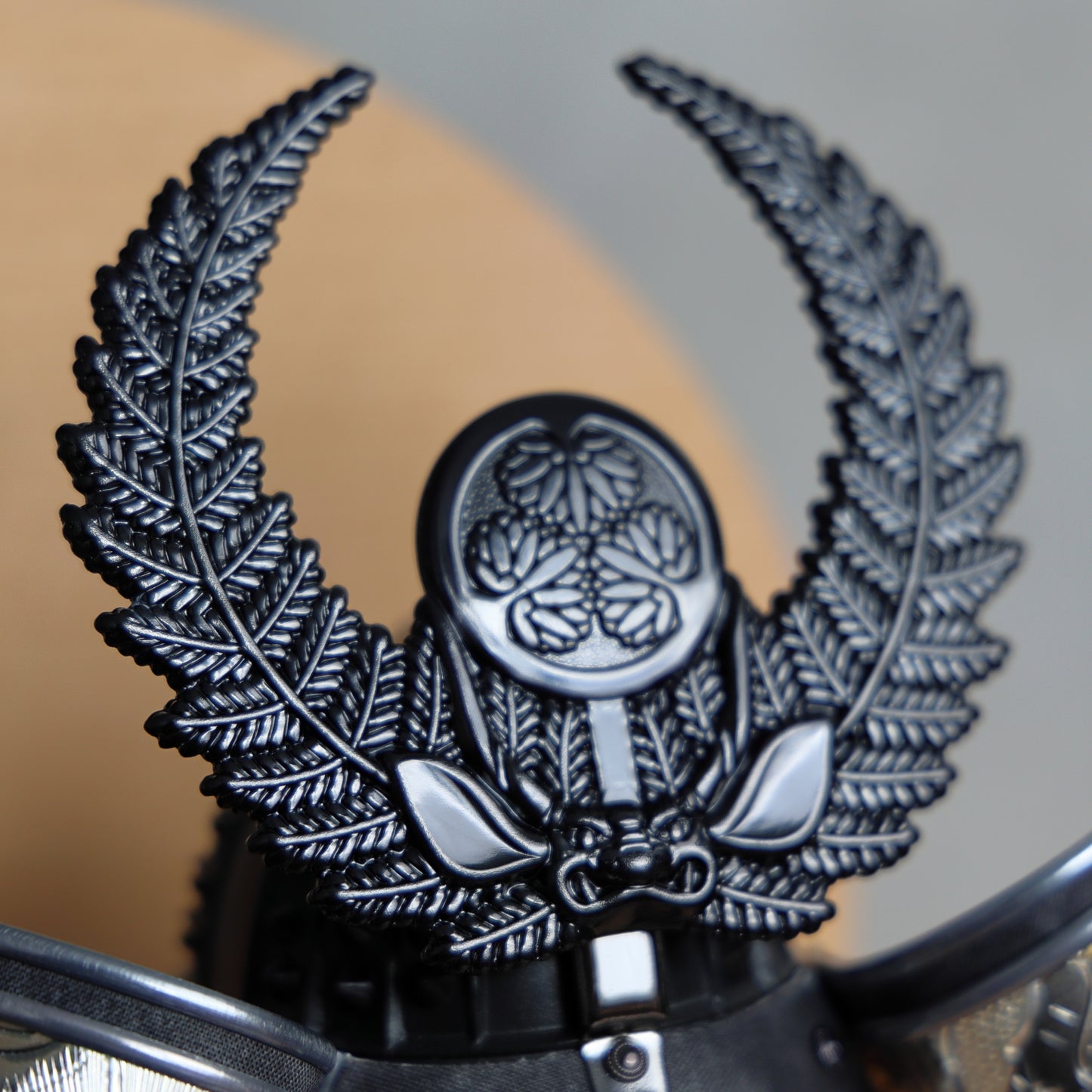 【置台兜飾り】場所を選ばないコンパクト兜飾り (漆黒)・屏風・置台・鯉飾りセット