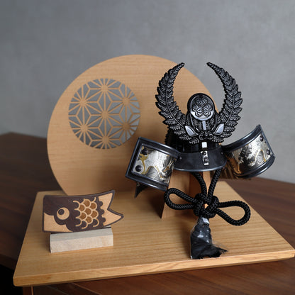 【置台兜飾り】場所を選ばないコンパクト兜飾り (漆黒)・屏風・置台・鯉飾りセット