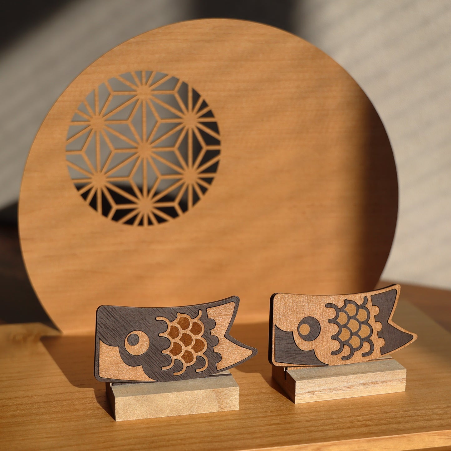 【置台兜飾り】場所を選ばないコンパクト兜飾り (漆黒)・屏風・置台・鯉飾りセット