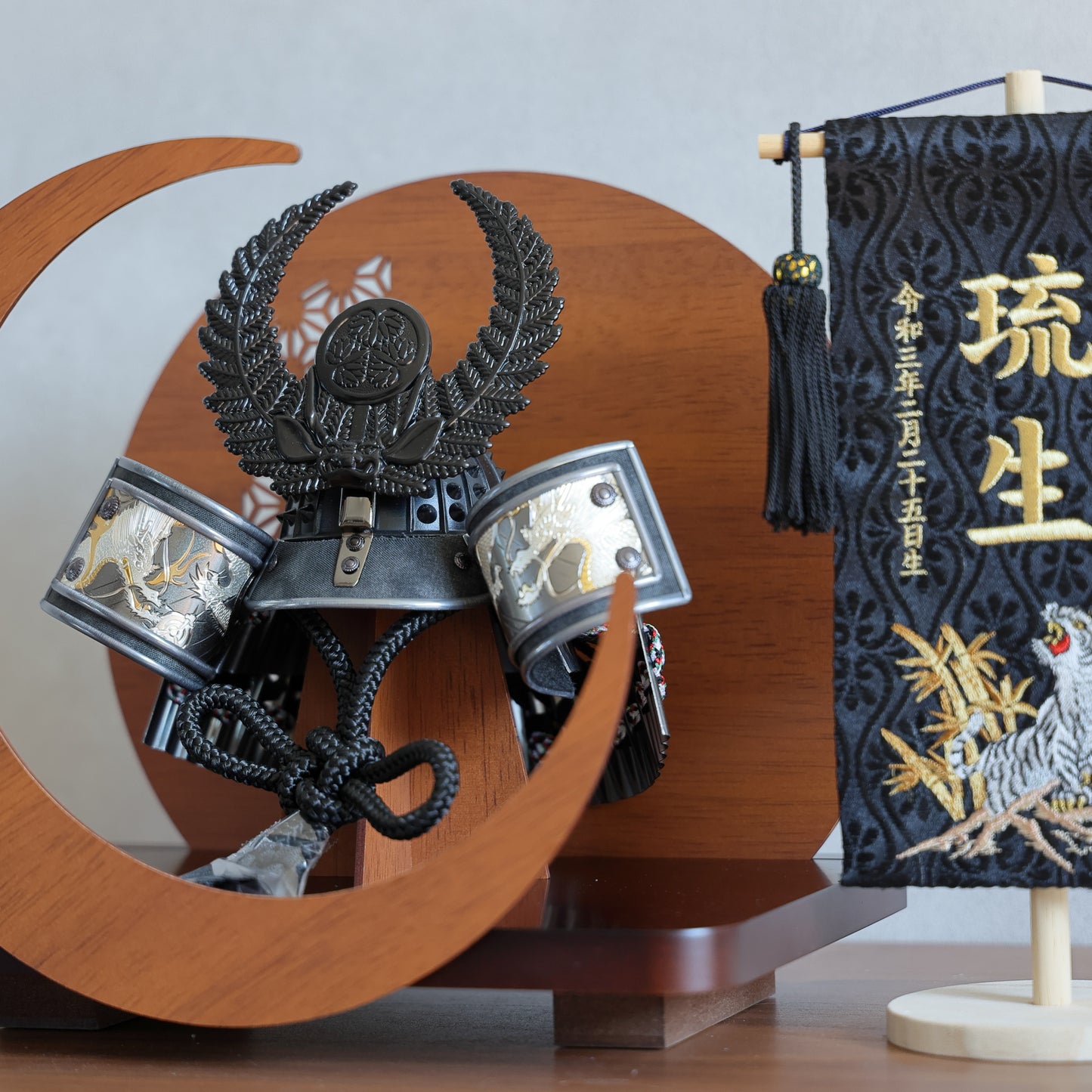 【置台兜飾り】三日月の屏風舞台セット　お名前旗プレゼントキャンペーン対象商品