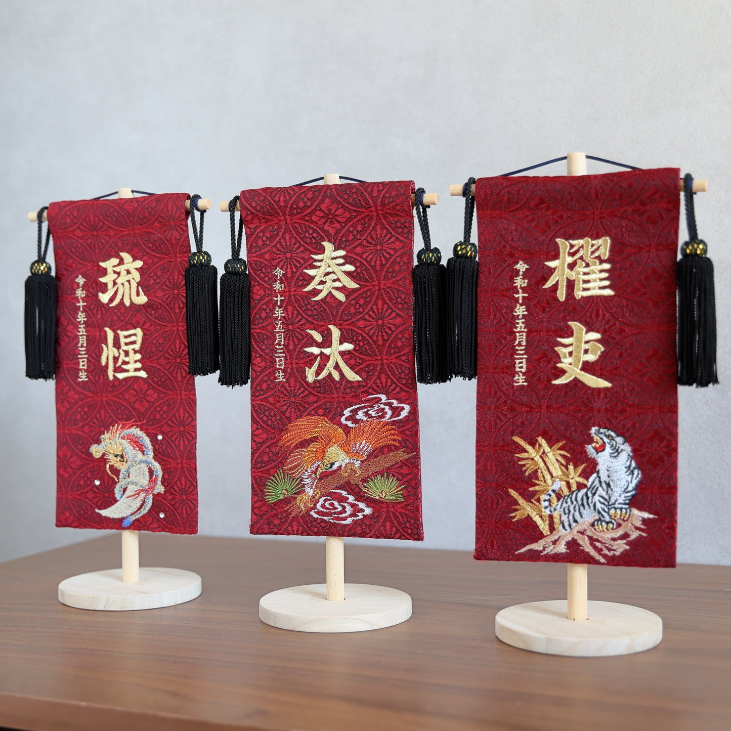 【在庫限り】鷹虎龍レッド 金襴名前旗 (小)　スタンドセット