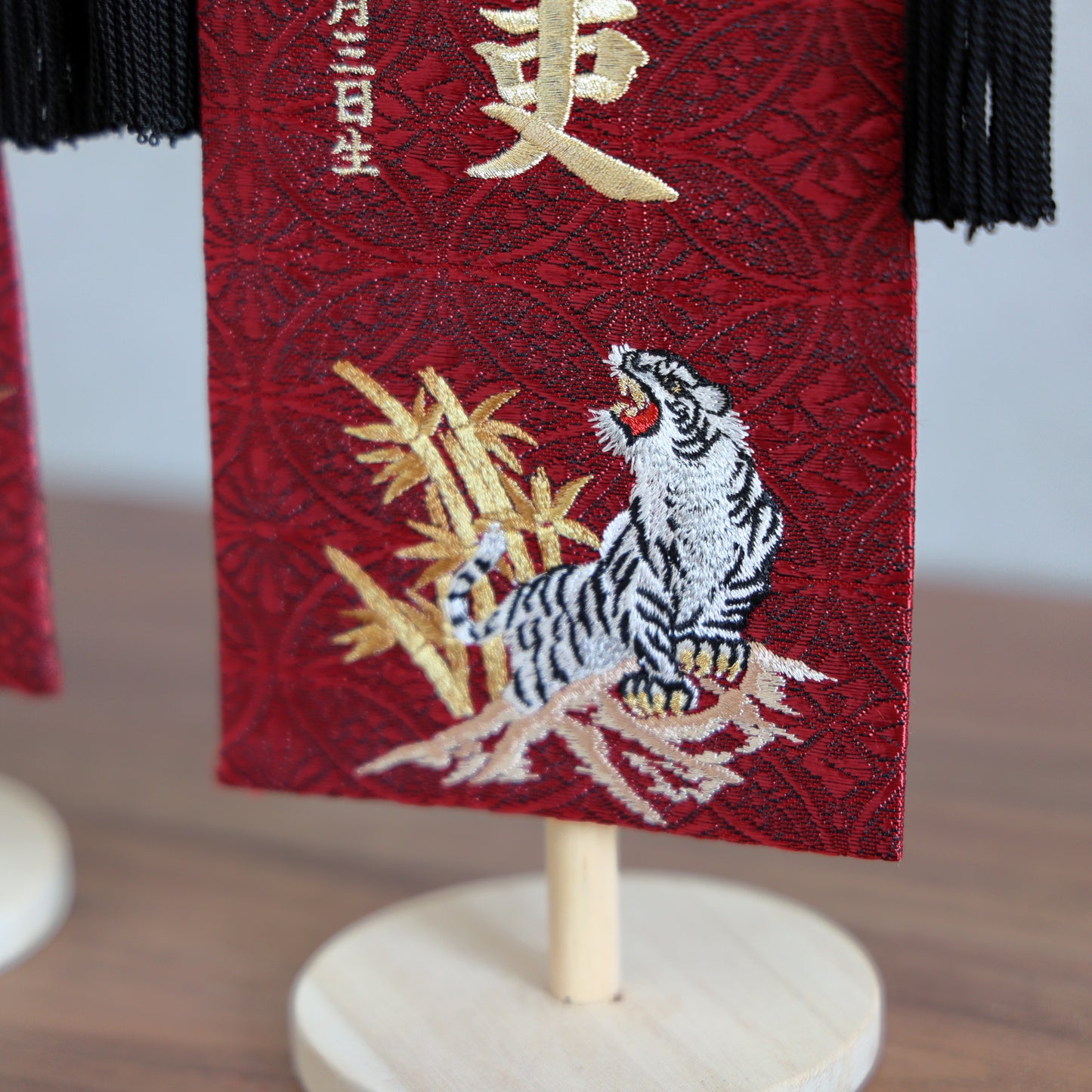 【在庫限り】鷹虎龍レッド 金襴名前旗 (小)　スタンドセット