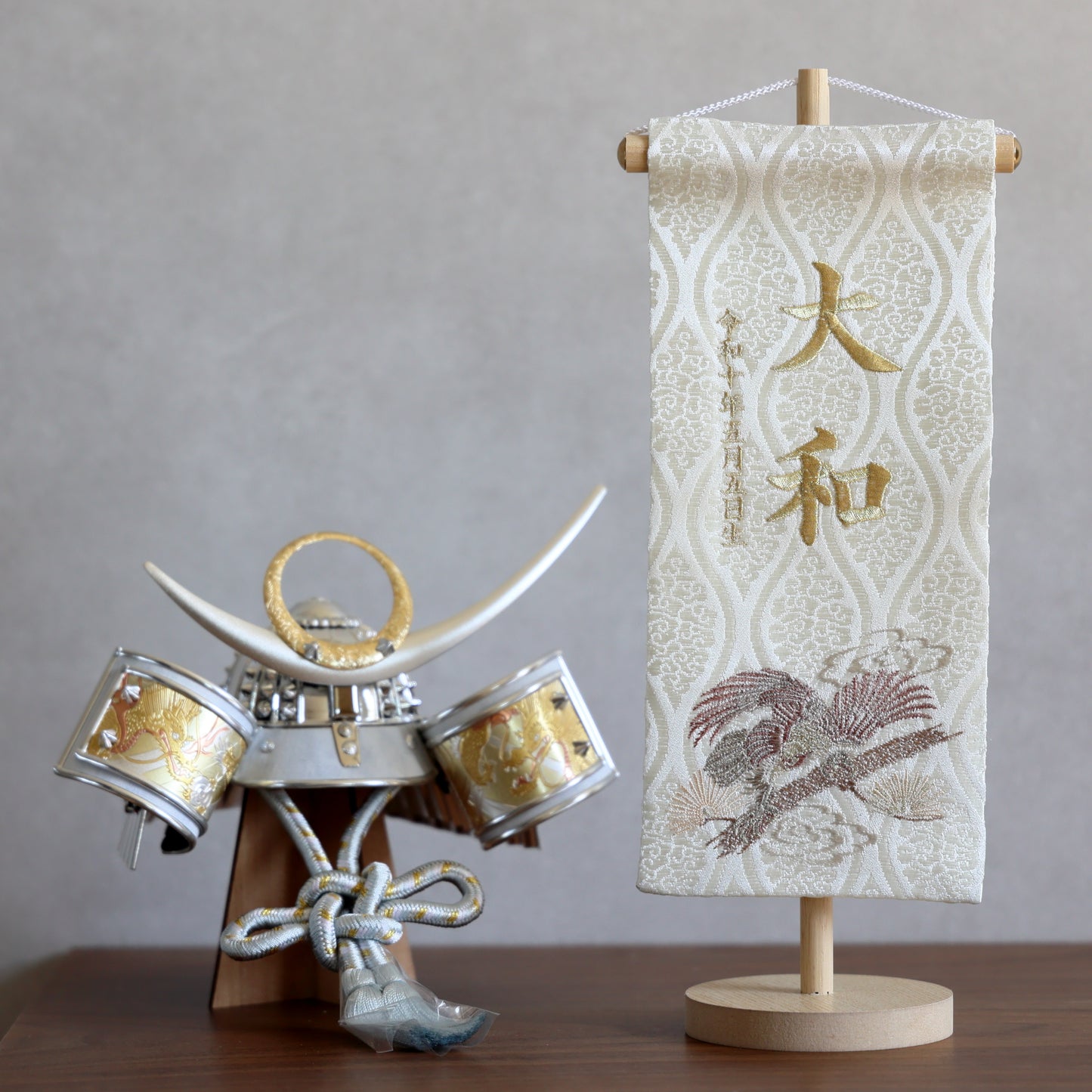 【新作】松鷹ホワイト 金襴名前旗 (中)　スタンドセット