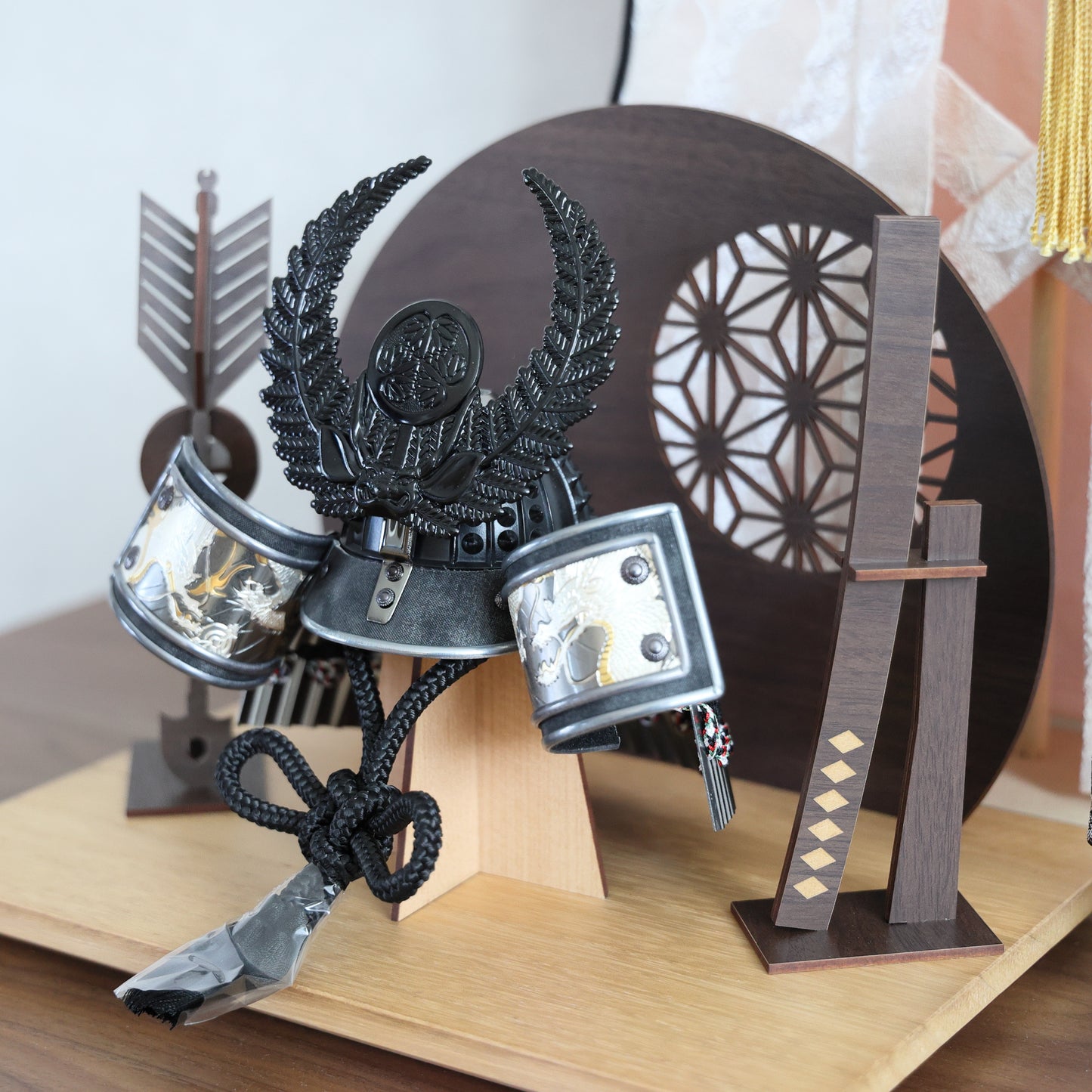 【コンパクト置台兜飾り】お兜（漆黒）・弓太刀・屏風・陣羽織・お名前旗セット【フルセット】