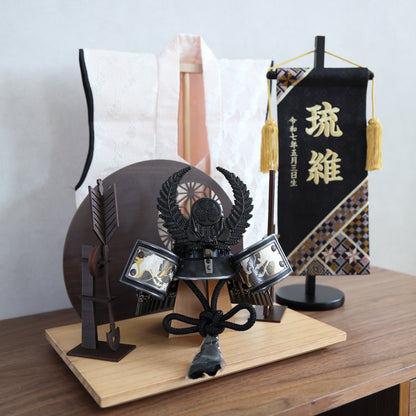 【コンパクト置台兜飾り】お兜（漆黒）・弓太刀・屏風・陣羽織・お名前旗セット【フルセット】