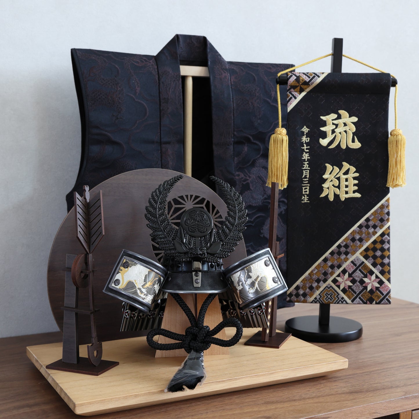 【コンパクト置台兜飾り】お兜（漆黒）・弓太刀・屏風・陣羽織・お名前旗セット【フルセット】