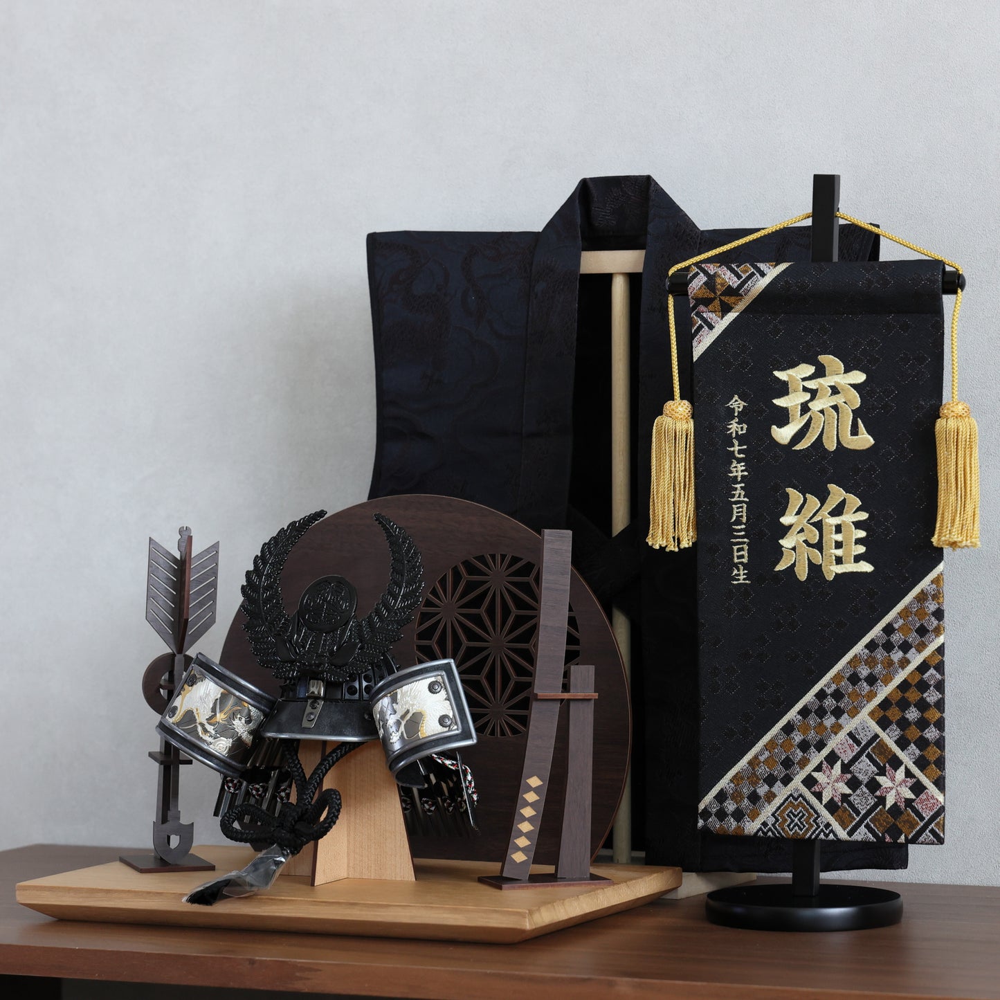 【コンパクト置台兜飾り】お兜（漆黒）・弓太刀・屏風・陣羽織・お名前旗セット【フルセット】