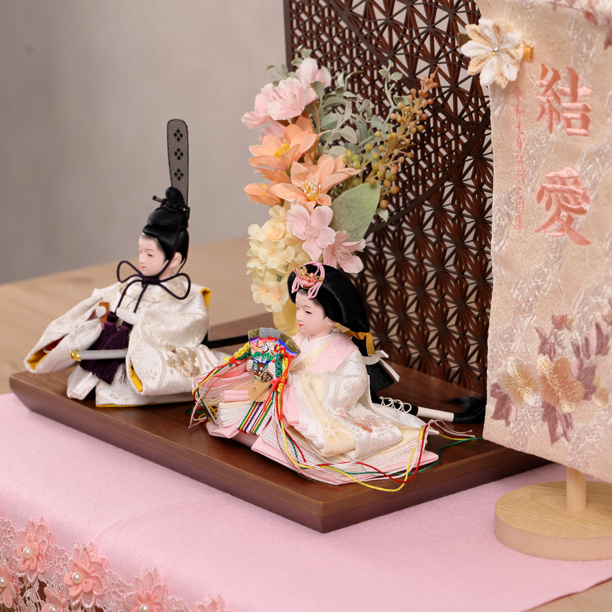 【2027年新作】 花凛-かりん-｜ダークブラウン｜花と木の温もりを楽しむ、コンパクトな雛人形