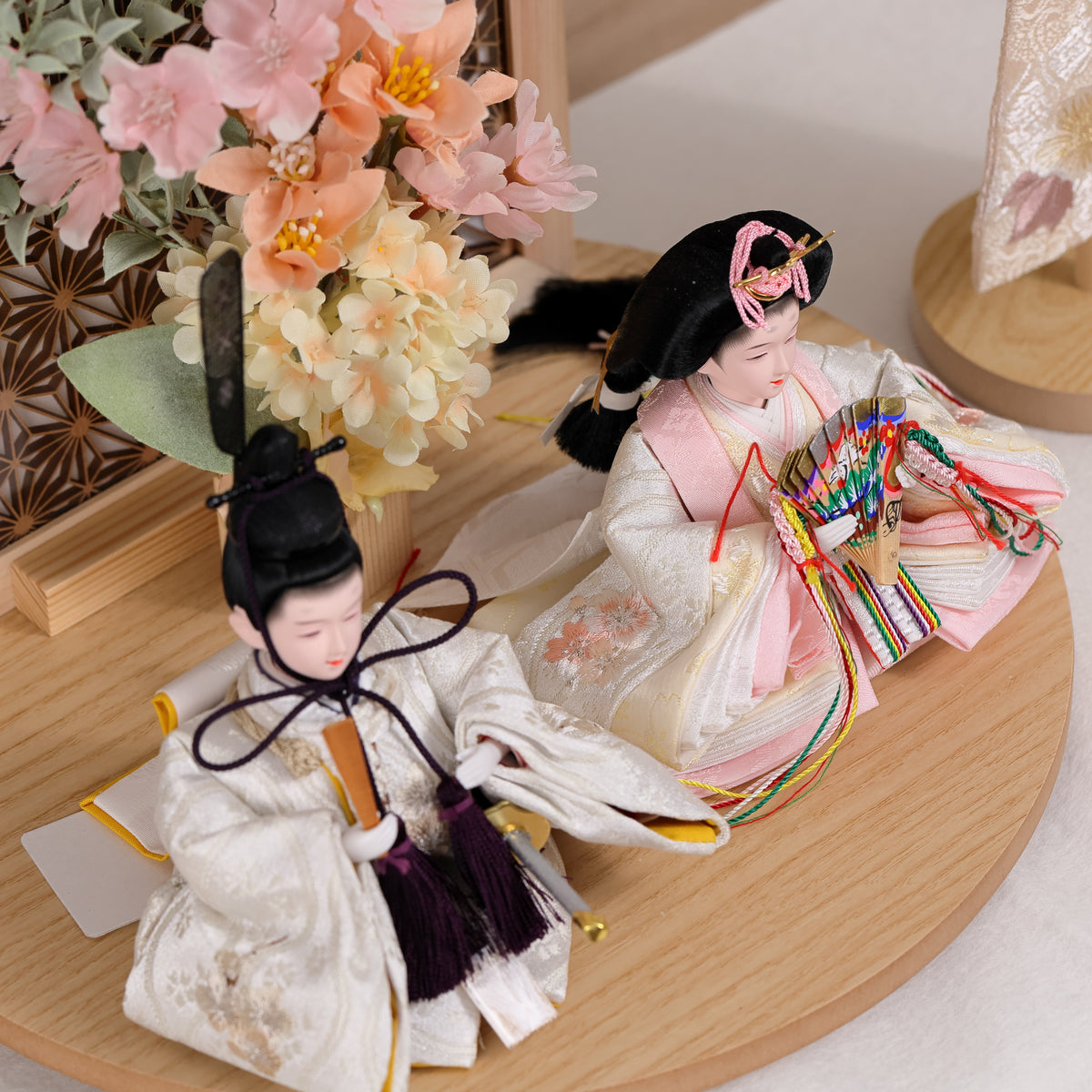 【2027年新作】 花円-MADOKA-｜花と木の温もりを楽しむ、コンパクトな雛人形