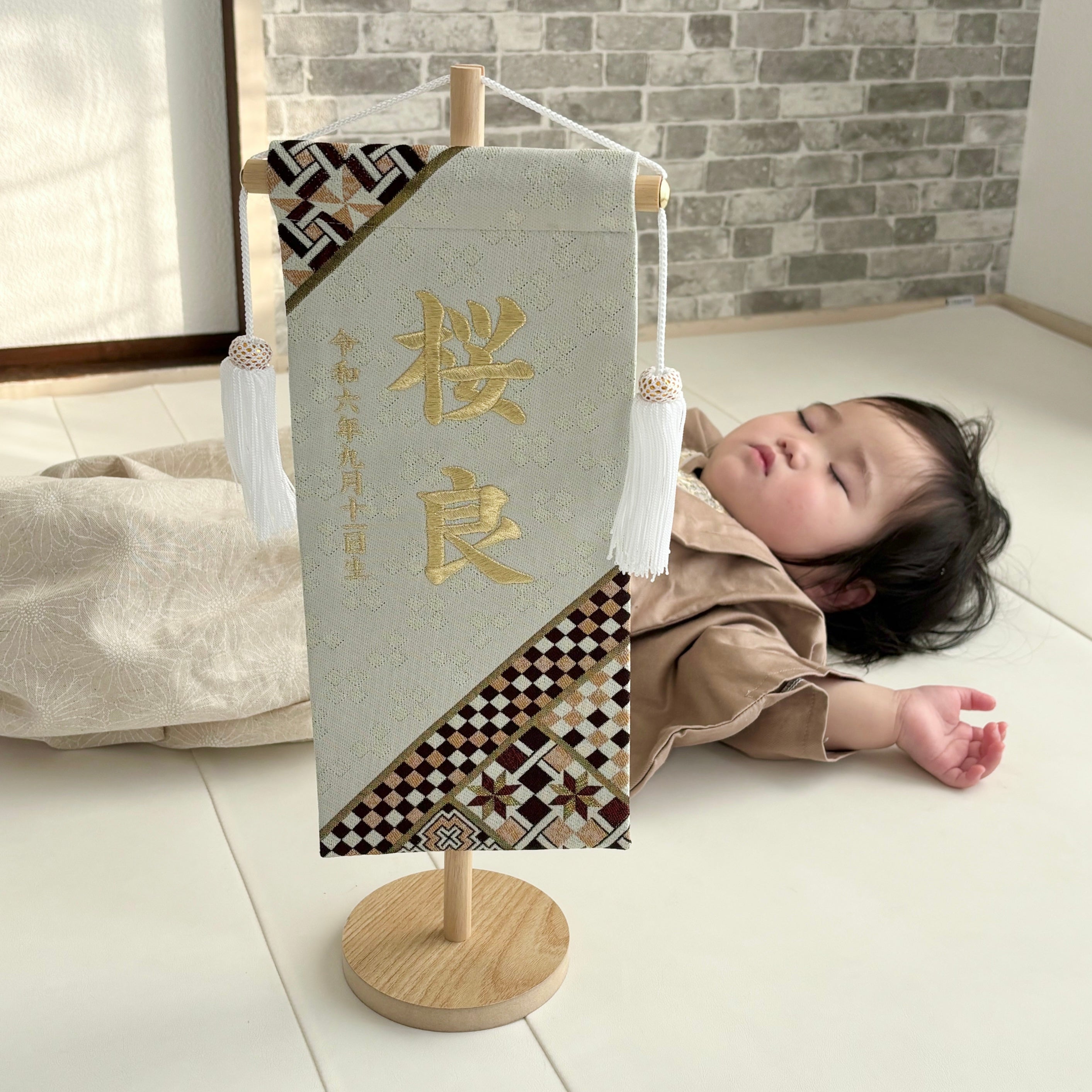 オーダー受付中　国旗柄 寄木細工柄 (ホワイト) 金襴名前旗 (大) スタンドセット – YAMEIRO
