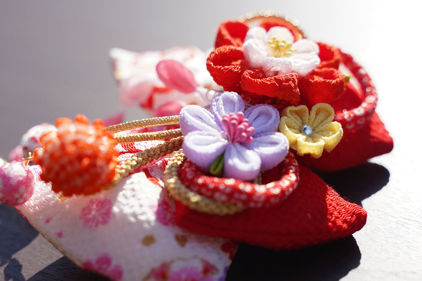 ちりめん髪飾り羽子板　板立飾り　赤色