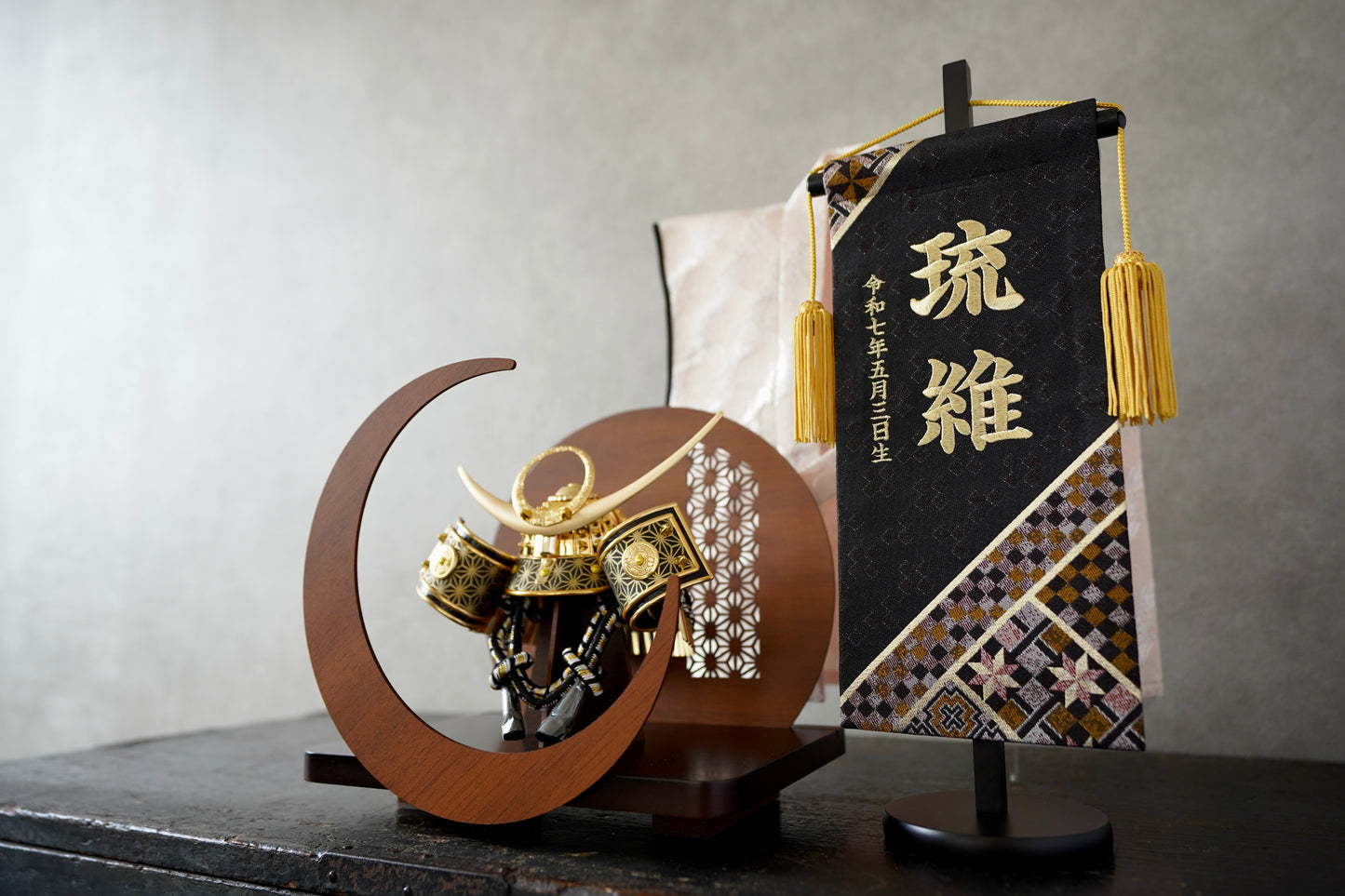 【置台兜飾り】三日月の屏風舞台セット　お名前旗プレゼントキャンペーン対象商品