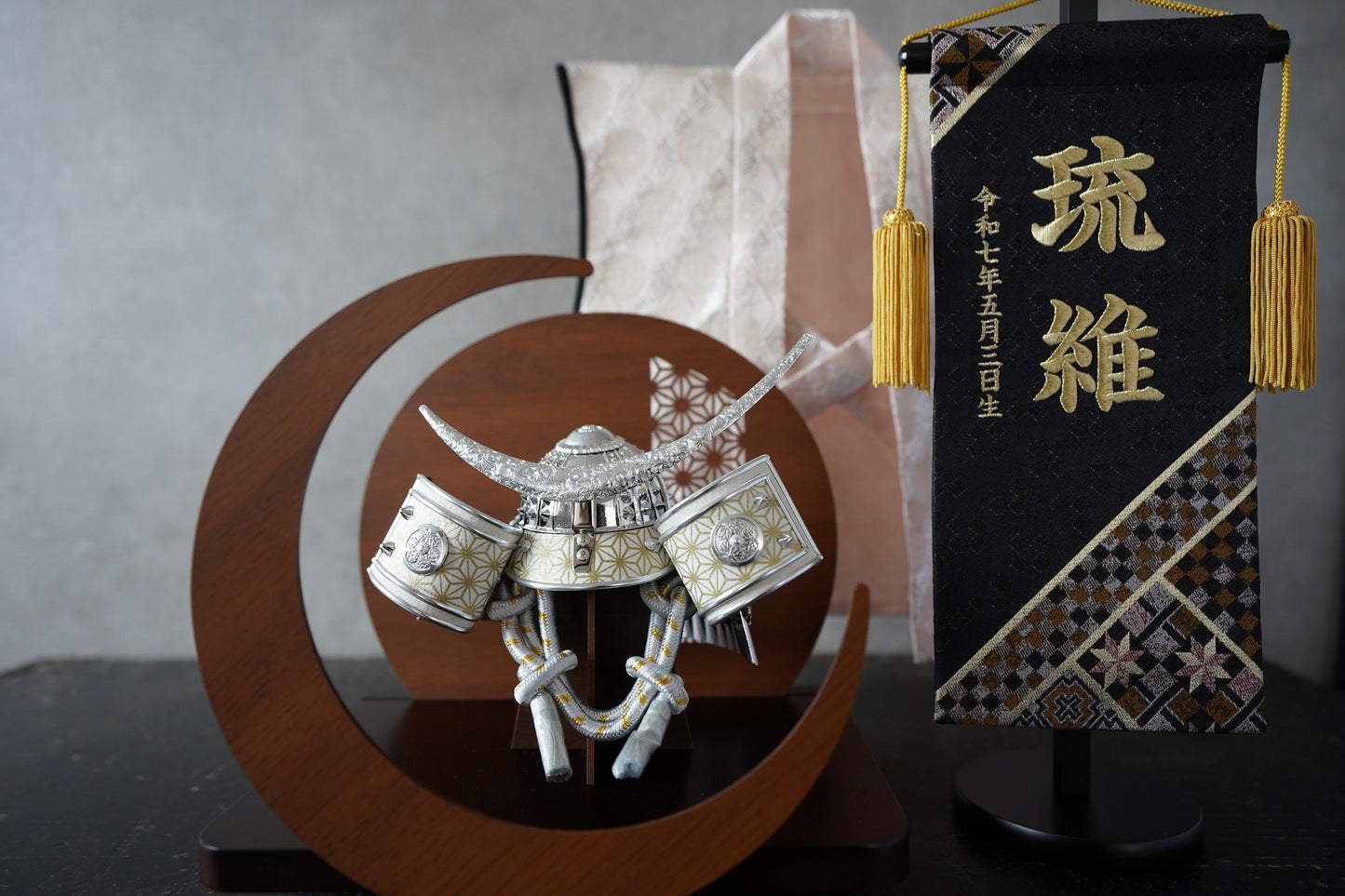 【置台兜飾り】三日月の屏風舞台セット　お名前旗プレゼントキャンペーン対象商品
