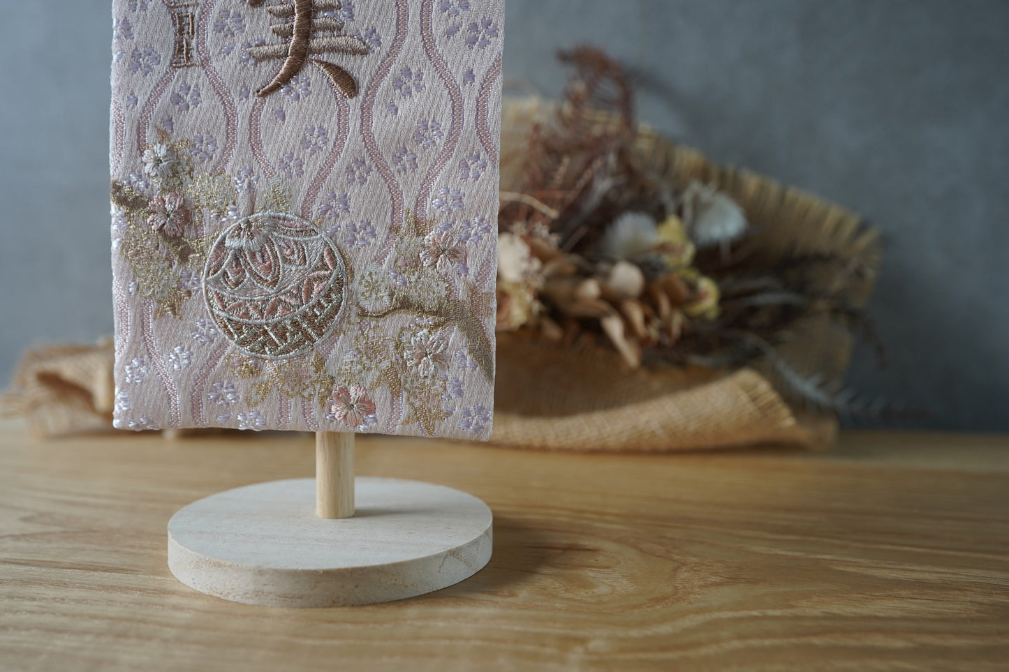 くすみカラー マリ桜の金襴名前旗 (小)　スタンドセット