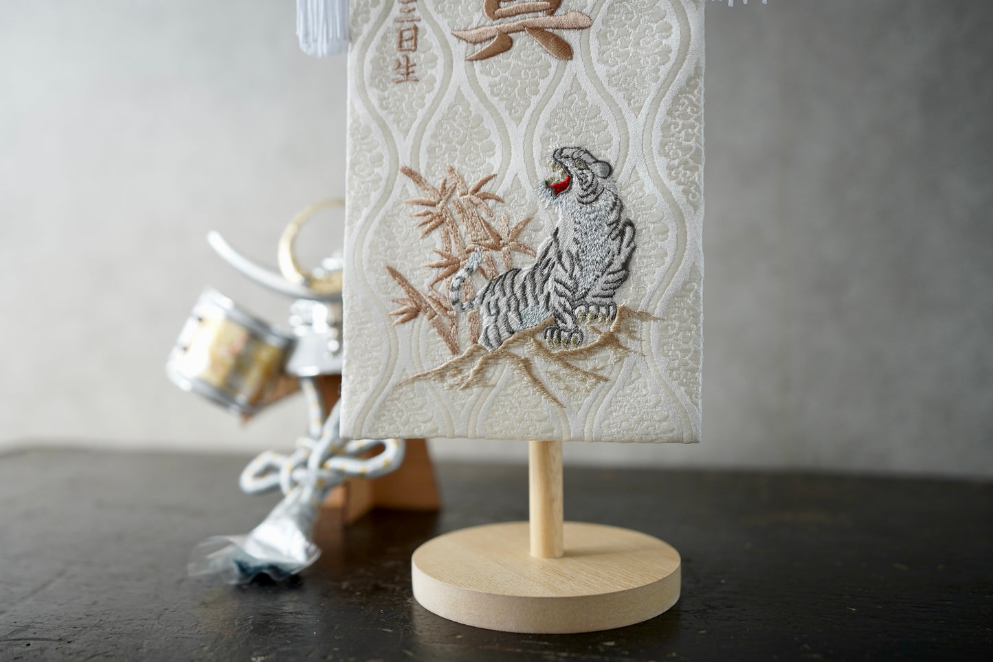 白虎ホワイト 金襴名前旗 (大)　スタンドセット