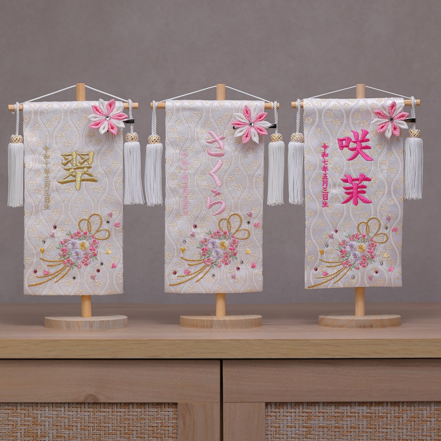 【選べる２色】スワロを使ったリボンと花環の名前旗 (小)　スタンドセット